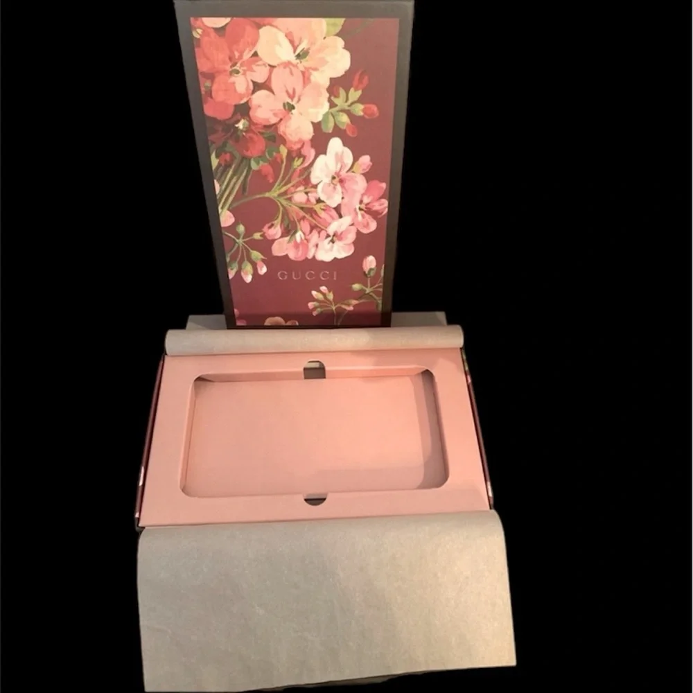 GUCCI Gift set. Gucci Leather Key Case & Gucci Floral Bloom Gift Box